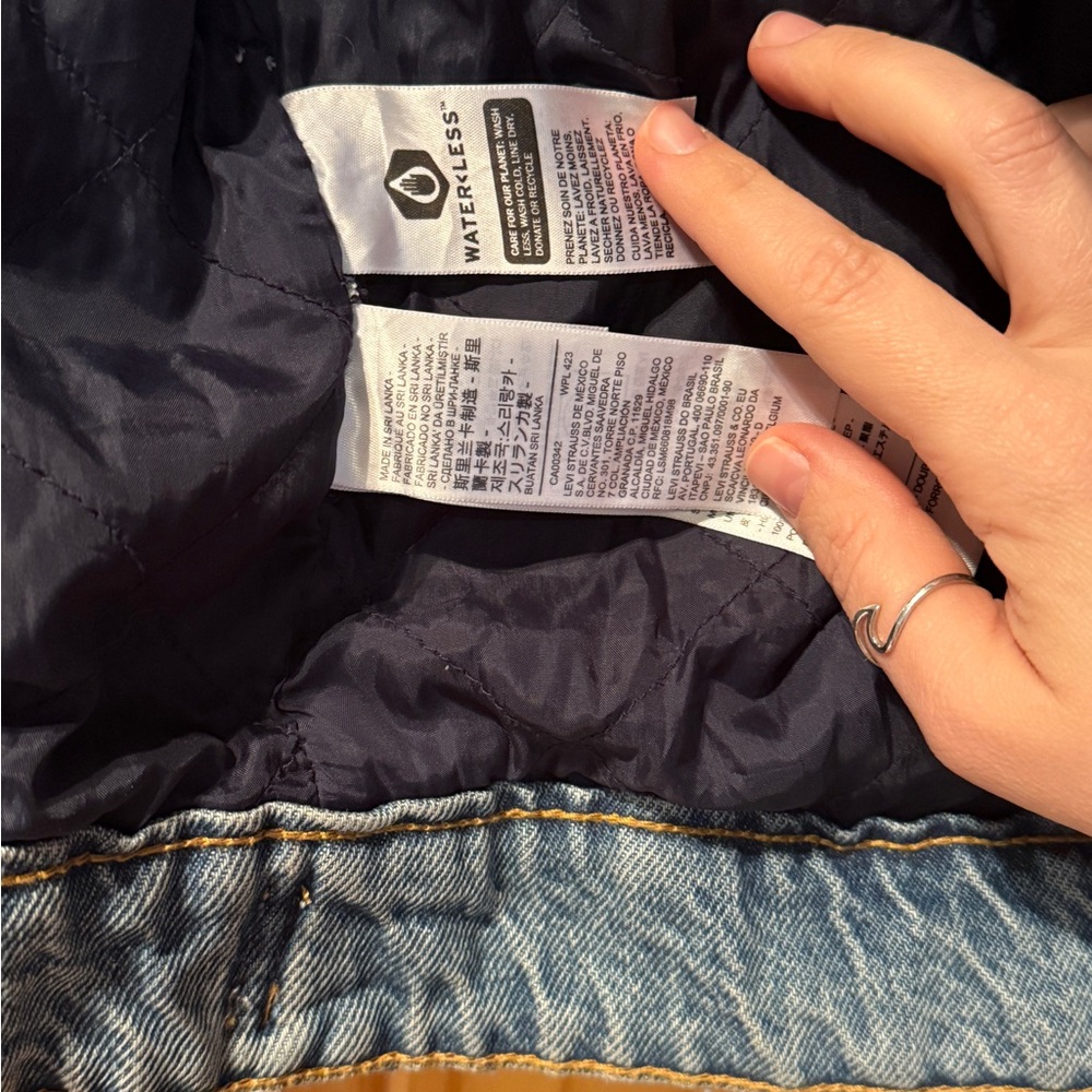 Levi's Light Blue Denim Jacket with Sherpa Trim - Picture 3 of 4